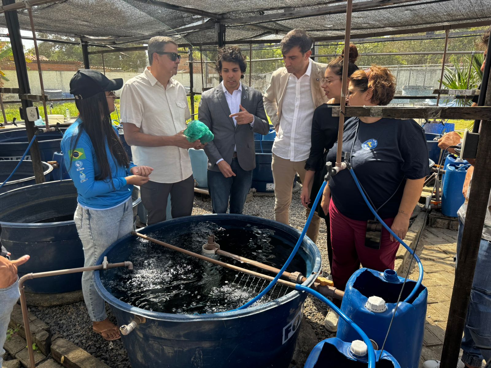 Comitiva italiana visita fazenda de camarão em Ilha Grande e estação de aquicultura em Parnaíba