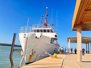 Navio hidrográfico da Marinha do Brasil atraca no Porto Piauí para instalação de boia de análise meteorológica